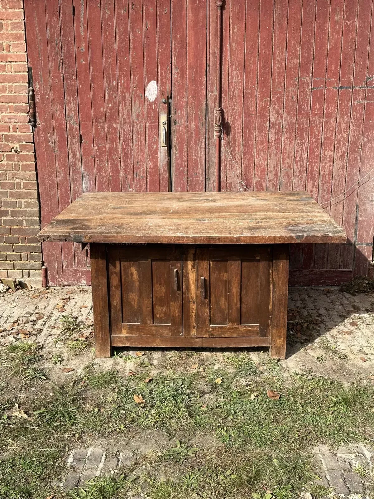 Illustration numéro 2 du produit Grande table en bois massif , rangement avec 2 portes