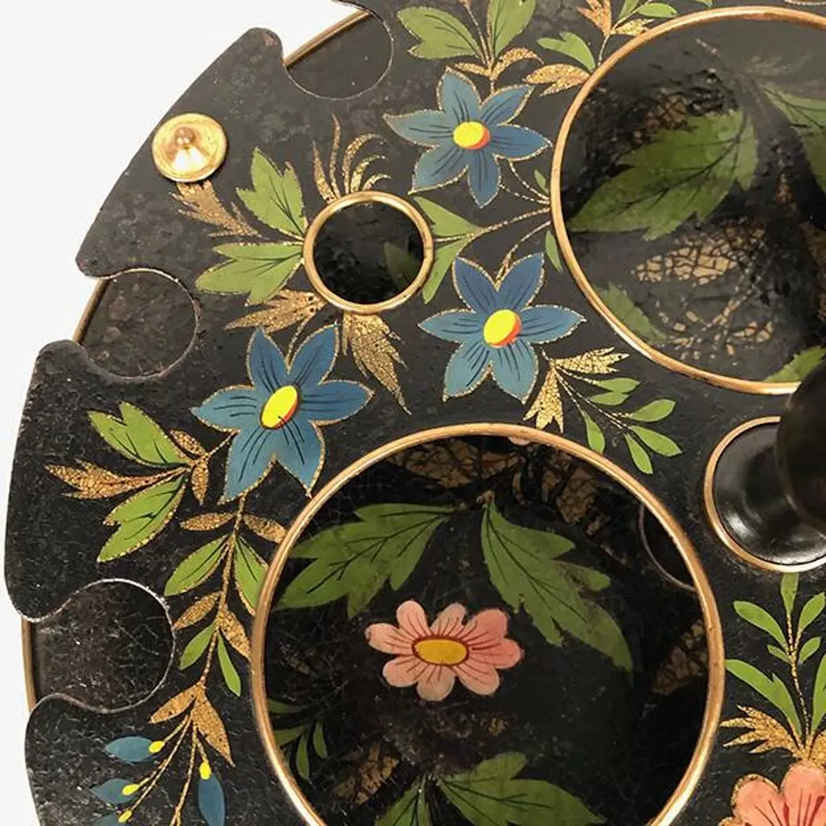 Illustration numéro 2 du produit Cabaret à liqueur en tôle peinte XIXe, carafes et verres attribués à la cristallerie du Creusot