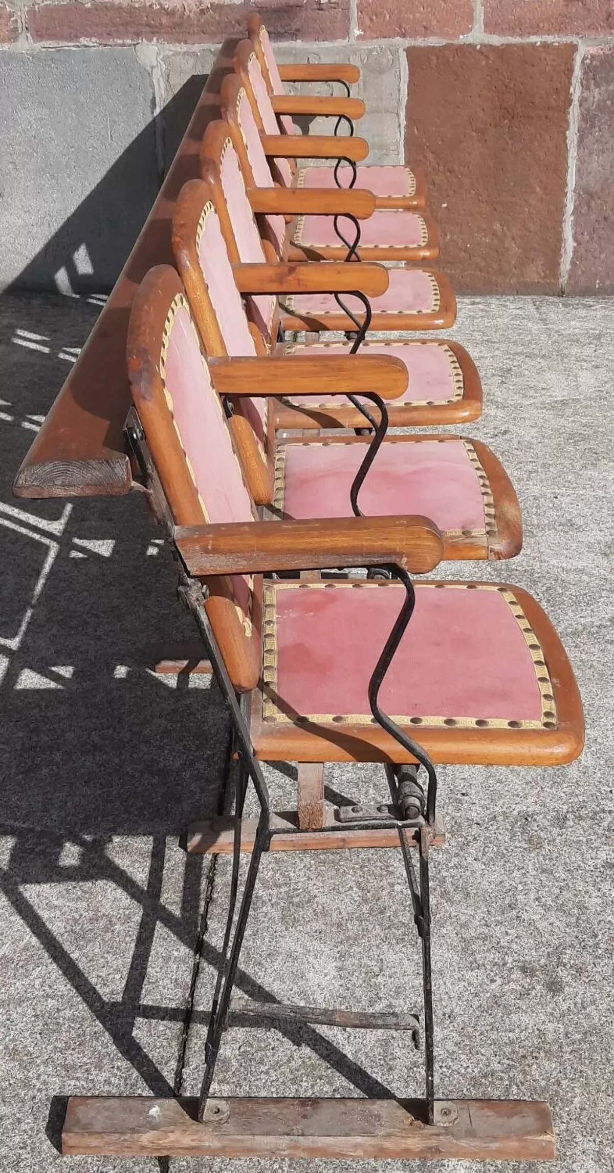 Illustration numéro 2 du produit Banquette de cinéma 6 places.