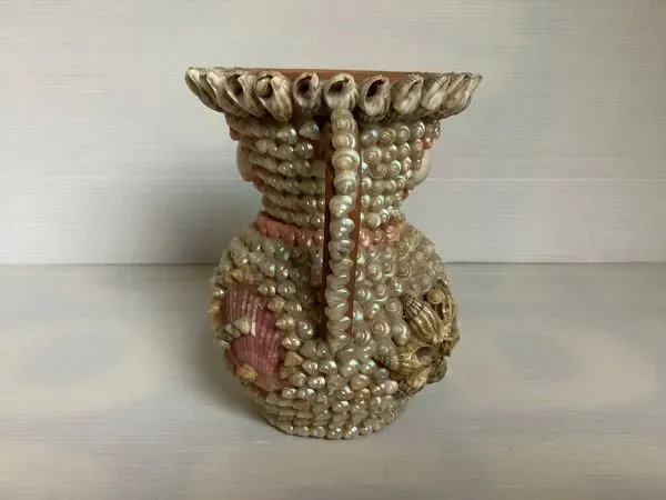 Illustration numéro 2 du produit Vase en coquillages art populaire