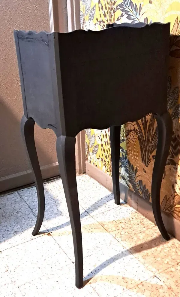 Illustration numéro 2 du produit Table de chevet 1930 bois repeint coloris noir rosace dorée