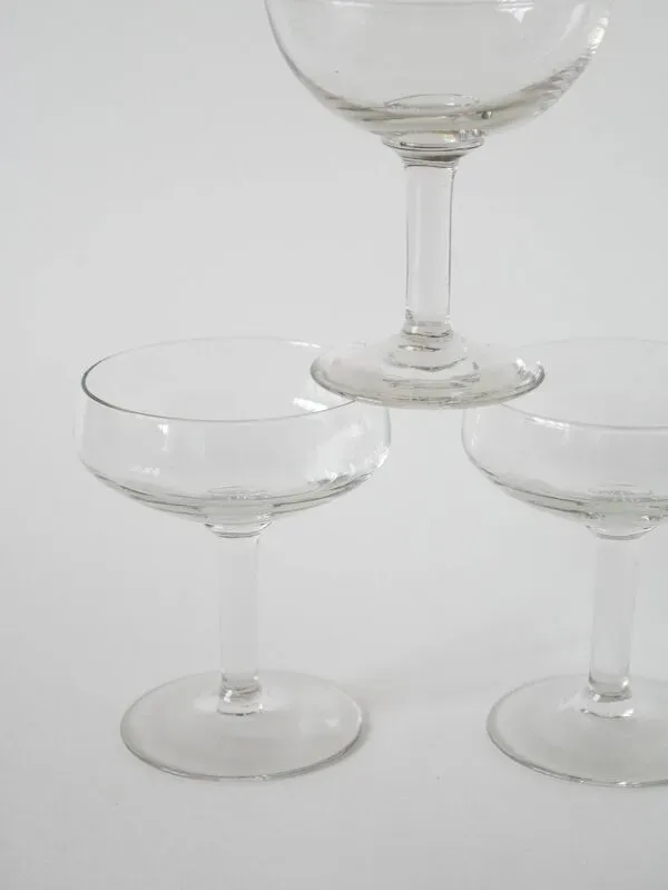 Illustration numéro 2 du produit Magnifique lot de 5 coupes à champagne en verre soufflé, début XXème