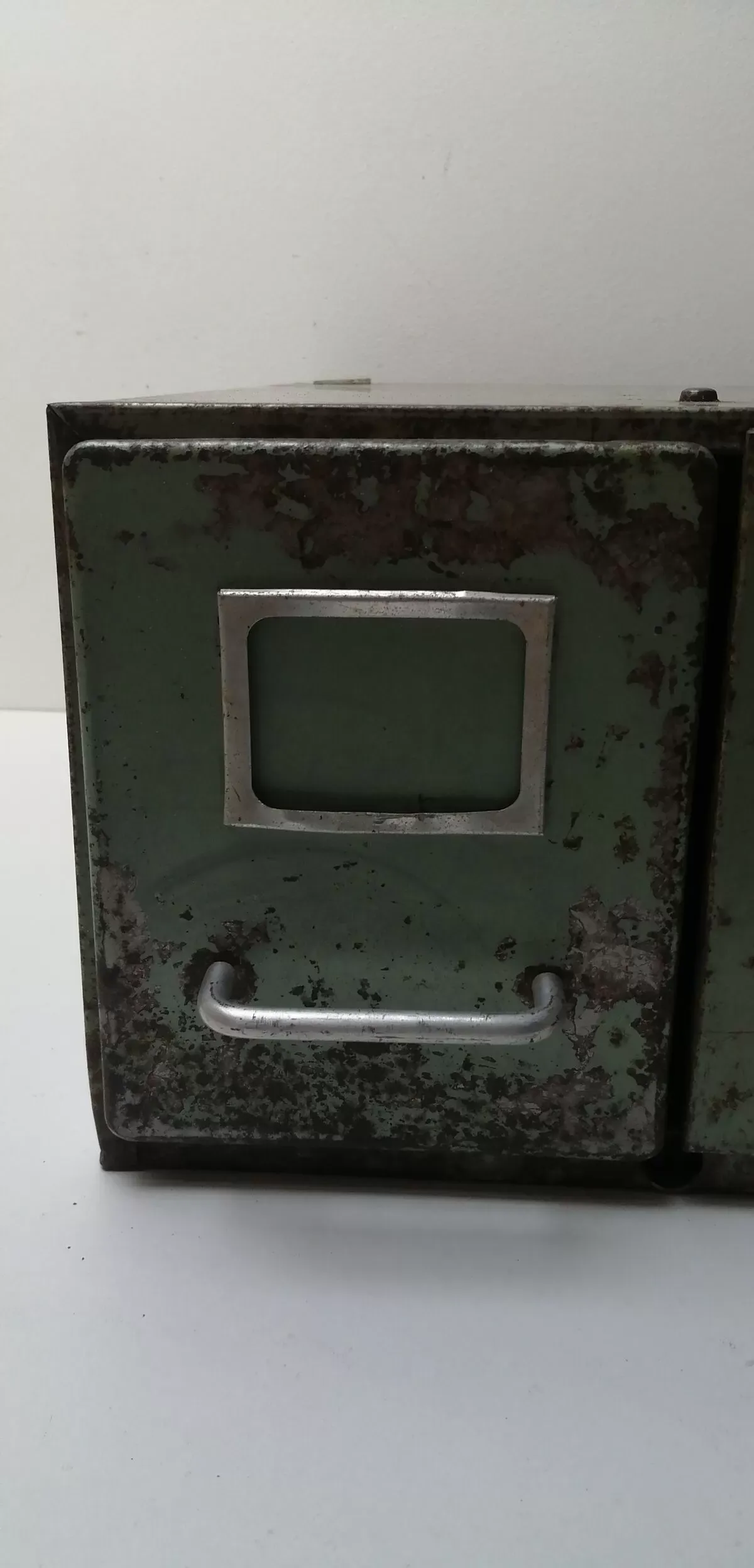 Illustration numéro 2 du produit Meuble industriel 2 tiroirs