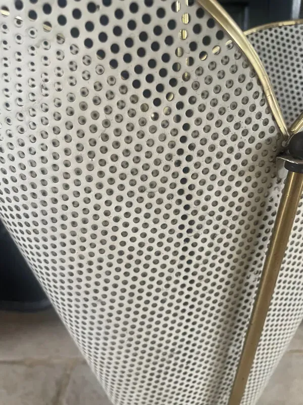 Illustration numéro 2 du produit Porte-parapluie en métal rigitulle et laiton années 50