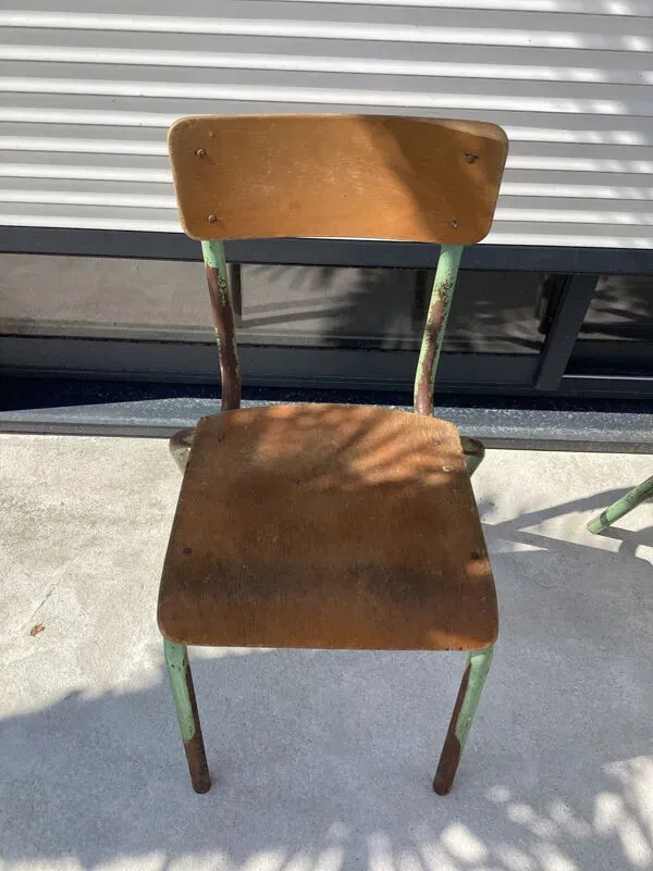 Illustration numéro 2 du produit Chaises écolier style vintage