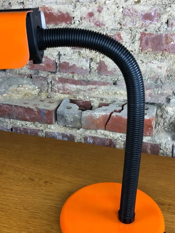 Illustration numéro 2 du produit Lampe de bureau orange targetti, 1970