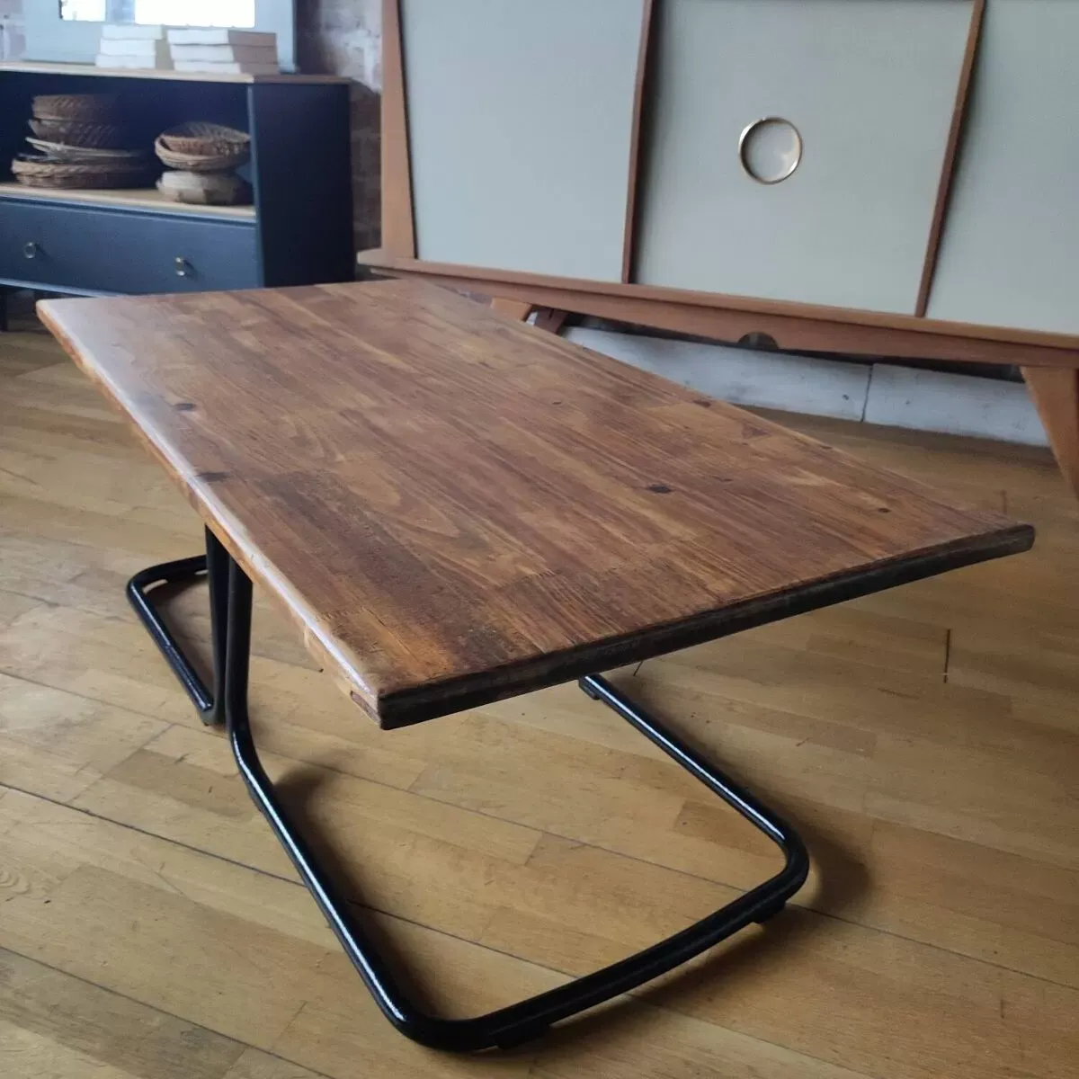 Illustration numéro 2 du produit Table basse industrielle métal et bois