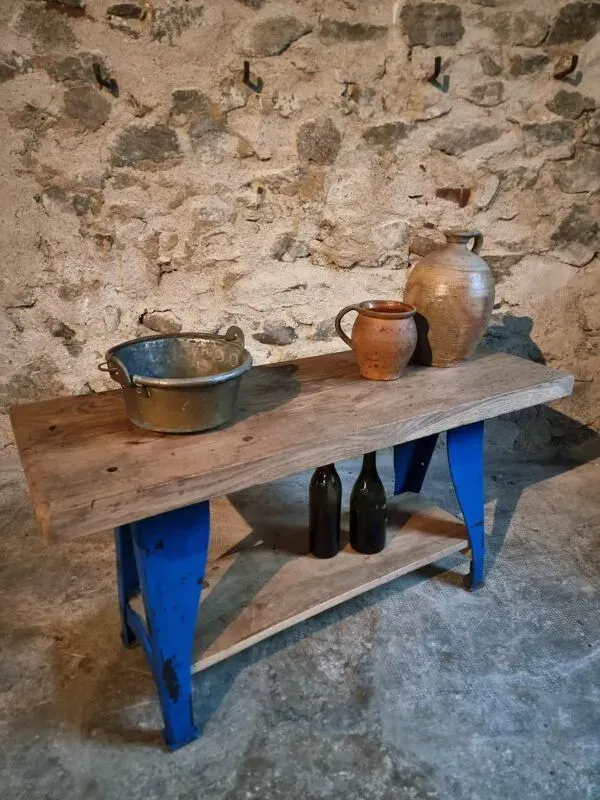 Illustration numéro 2 du produit Table d'établi industriel vintage avec pieds en fonte (Aux Forges de Vulcain)