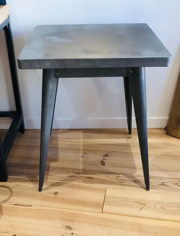 Illustration numéro 2 du produit Table