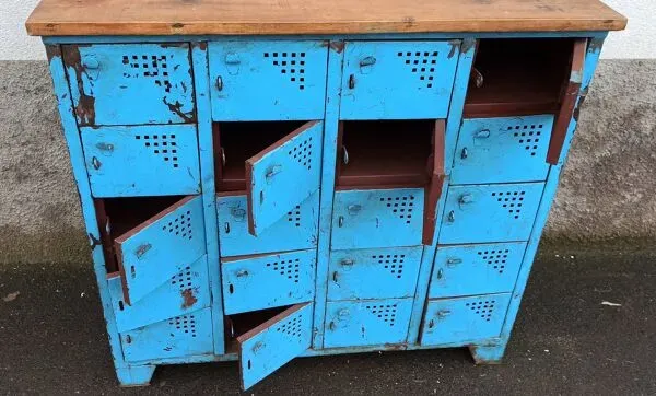 Illustration numéro 2 du produit Casier ancien en métal bleu avec plateau bois