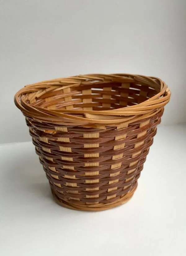 Illustration numéro 2 du produit Cache-pot en rotin & osier plantes années 70