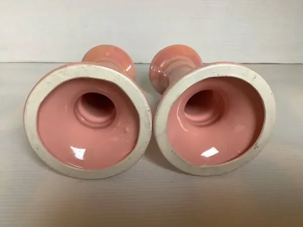 Illustration numéro 2 du produit Paire de bougeoirs roses nacrés irisés, années 70