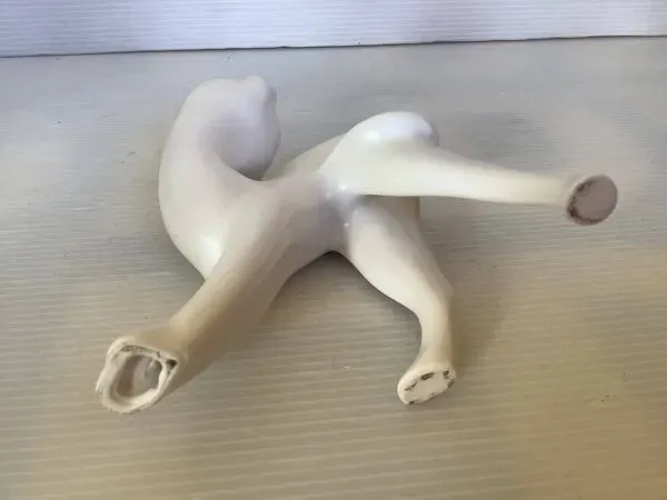 Illustration numéro 2 du produit Chat en céramique blanche