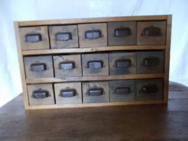 Illustration numéro 2 du produit Petit meuble de métier à tiroirs