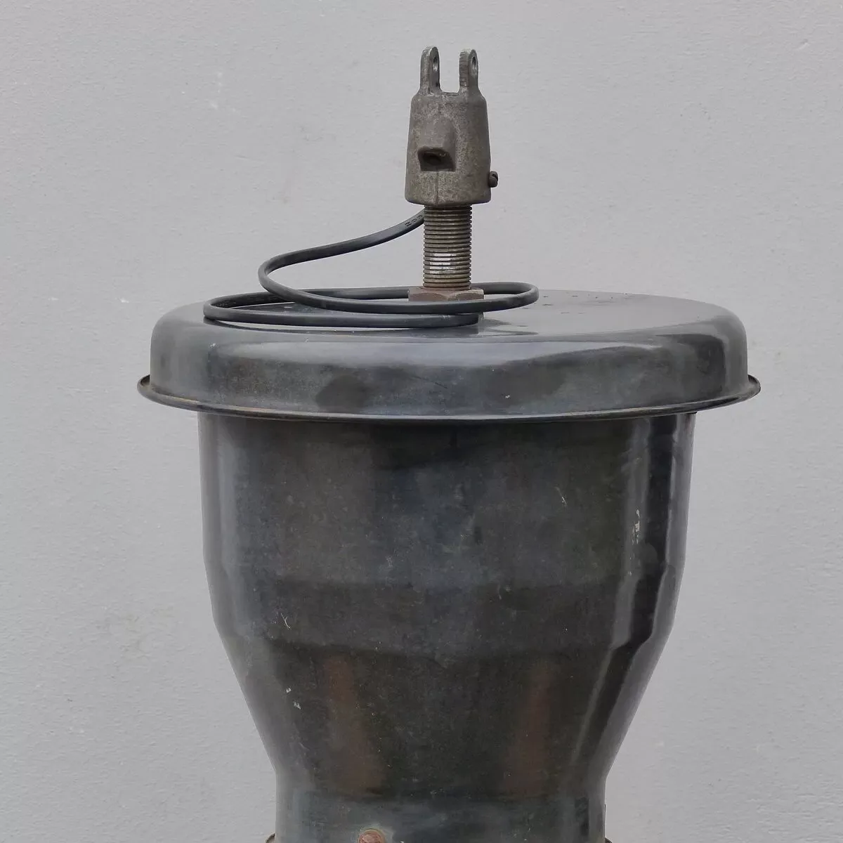 Illustration numéro 2 du produit Suspension industrielle en tôle émaillée