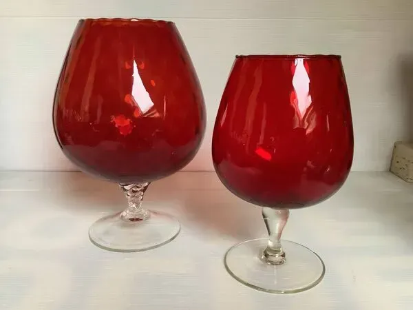 Illustration numéro 2 du produit Paire de vases verres rouges Empoli Italy