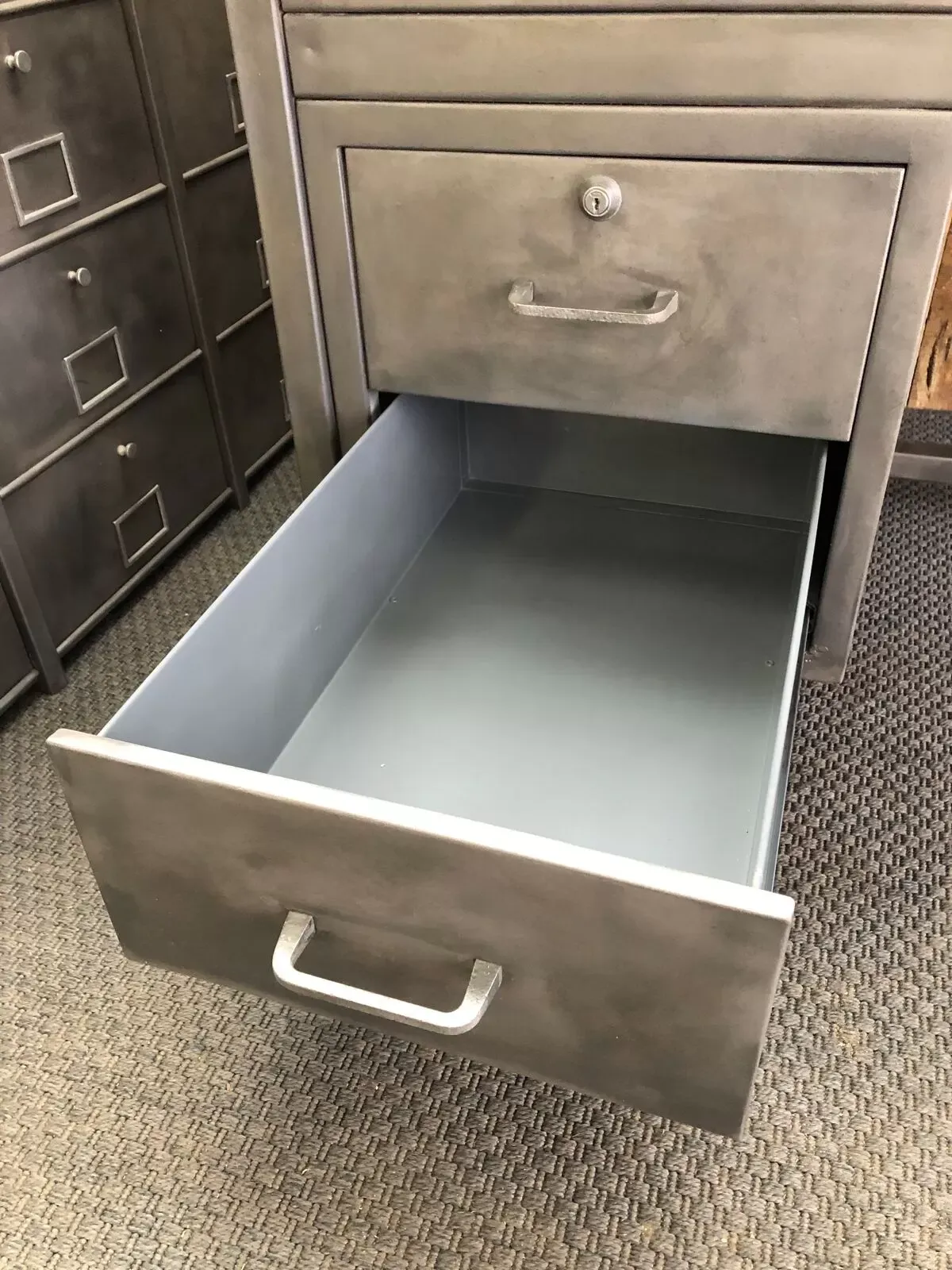 Illustration numéro 2 du produit Bureau meuble de métier industriel métallique