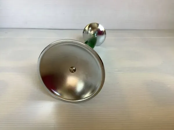 Illustration numéro 2 du produit Bougeoir vert forme libre