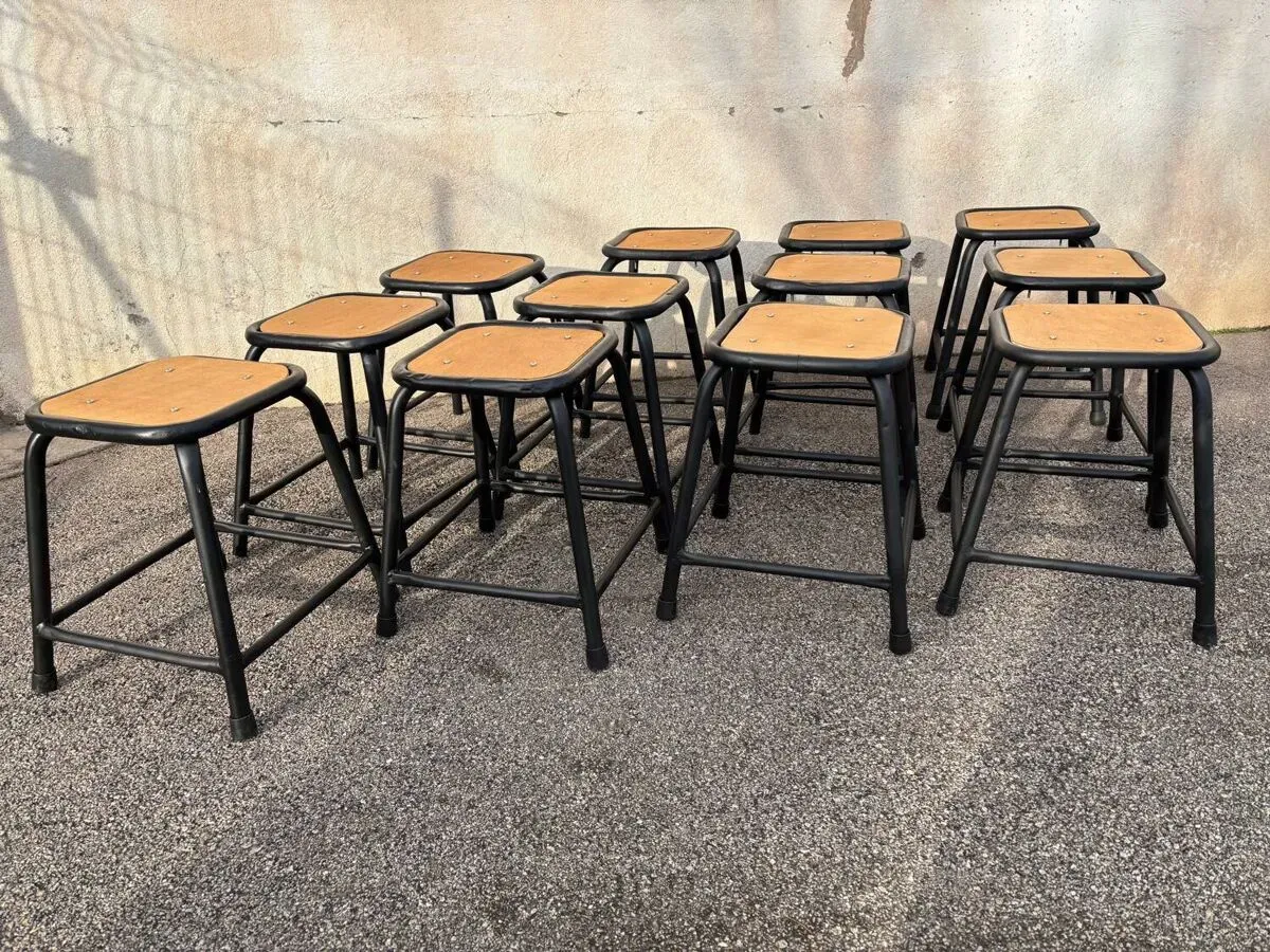 Illustration numéro 2 du produit Set de 12 tabourets industriels noirs