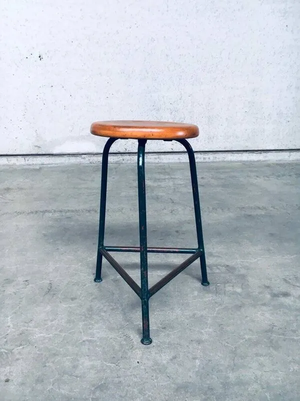 Illustration numéro 2 du produit Set of Industrial Green Tripod Stool Set, Belgium, 1950s