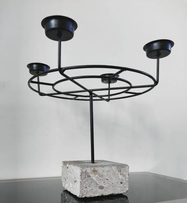 Illustration numéro 2 du produit Chandelier couronne de style industriel, brutaliste