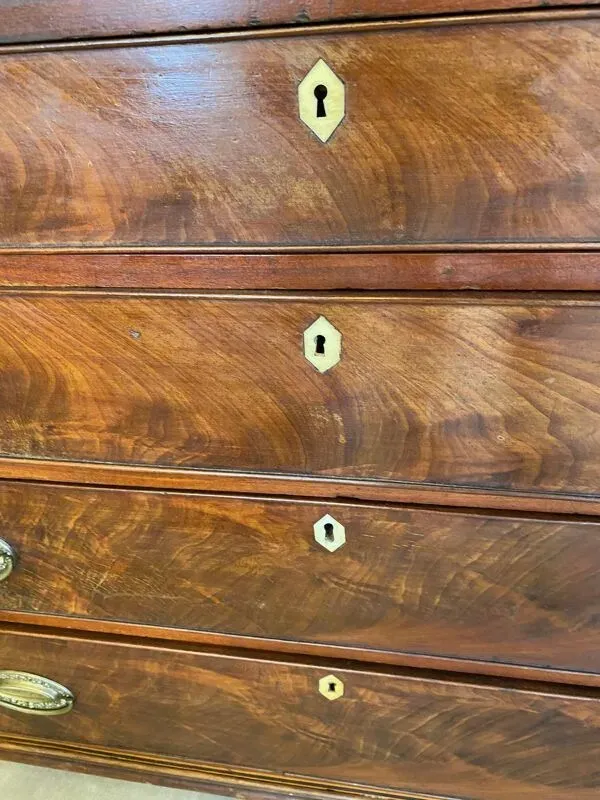 Illustration numéro 2 du produit Bureau scriban anglais xixeme acajou avec tiroirs ferrures bronze boutons en os