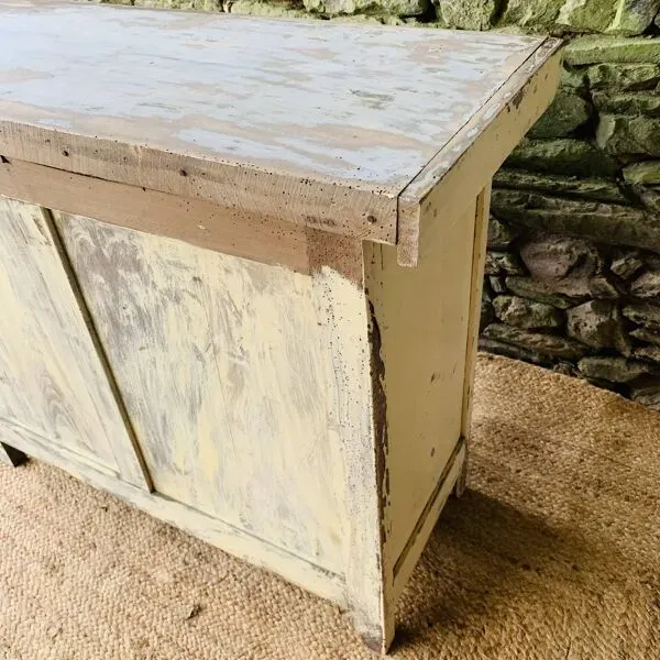 Illustration numéro 2 du produit Ancien meuble d’atelier / buffet