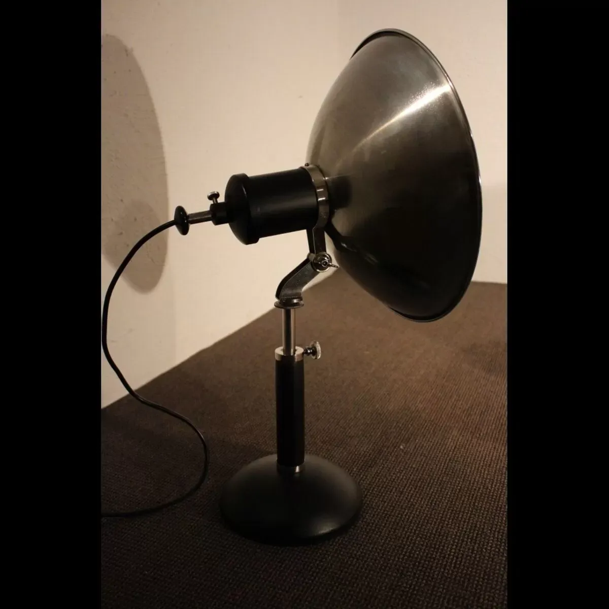 Illustration numéro 2 du produit Lampe type industriel