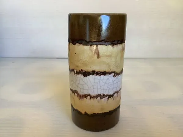 Illustration numéro 2 du produit Petit vase courbé style raku