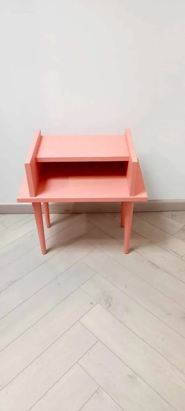 Illustration numéro 2 du produit Chevet ancien aux pieds compas