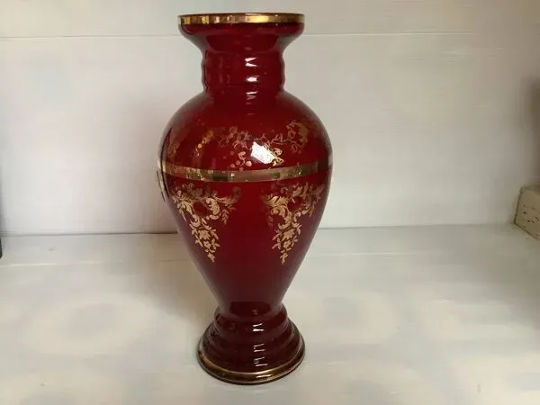Illustration numéro 2 du produit Vase camée et cabochons rouges en verre bordeaux