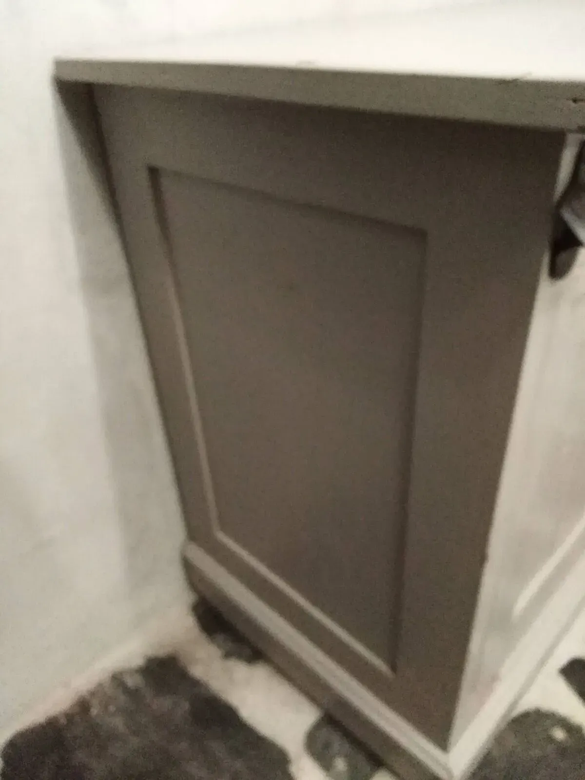 Illustration numéro 2 du produit Buffet peint en gris