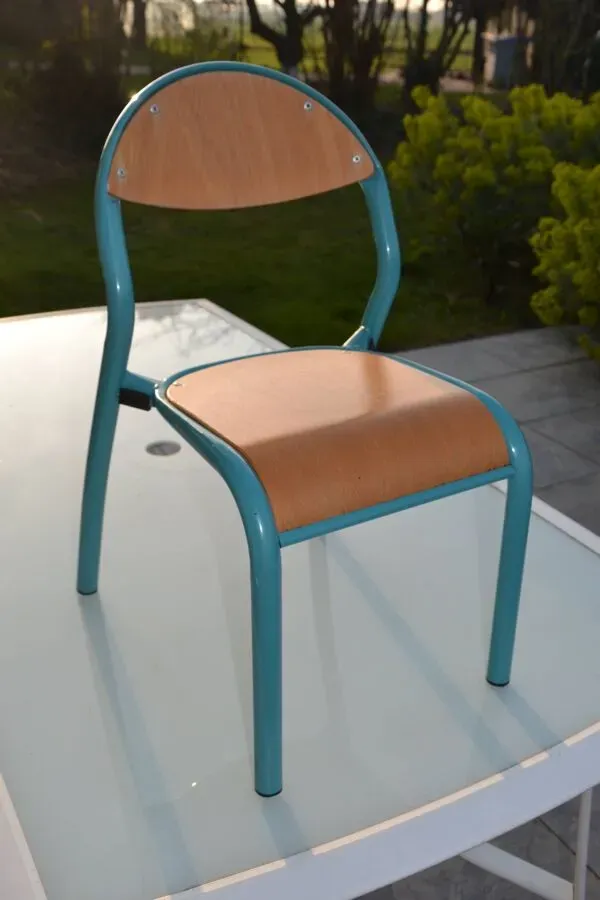 Illustration numéro 2 du produit Chaise vintage d'école maternelle