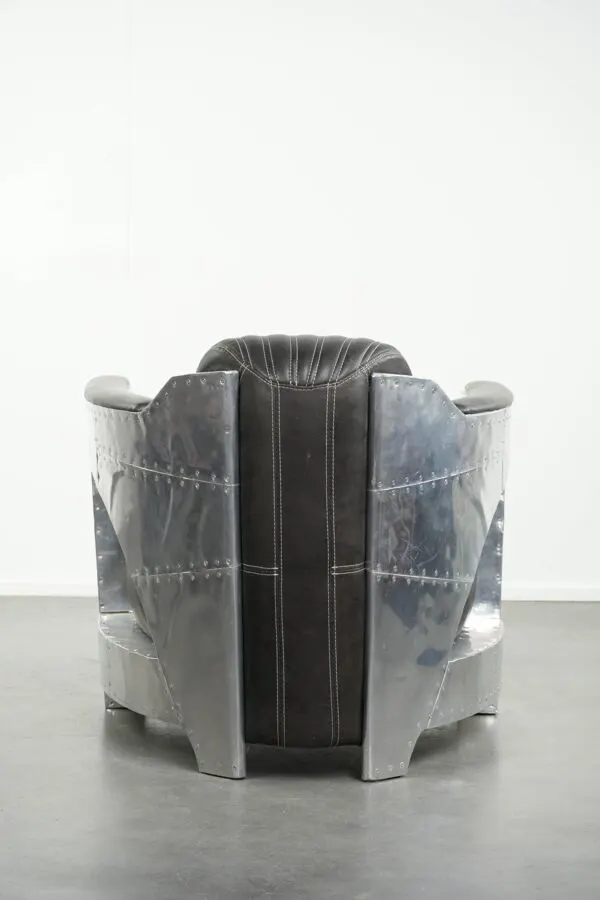 Illustration numéro 2 du produit Fauteuil aviateur en cuir de vachette, fini avec de l'aluminium et des rivets.