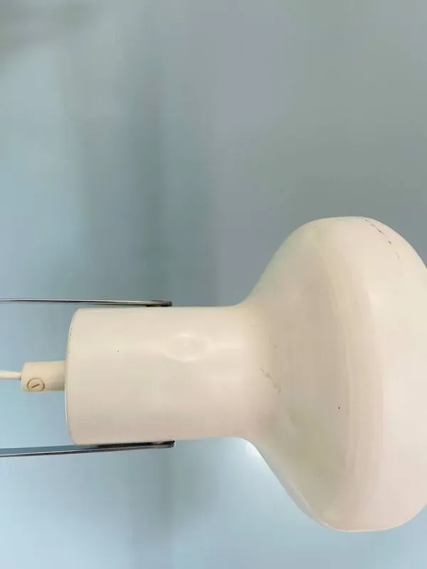 Illustration numéro 2 du produit Lampadaire en métal chromé et blanc, circa 1970