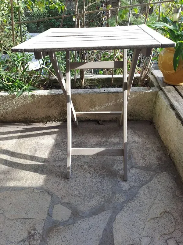 Illustration numéro 2 du produit Table jardin pliante en bois peinte en beige grisé carrée