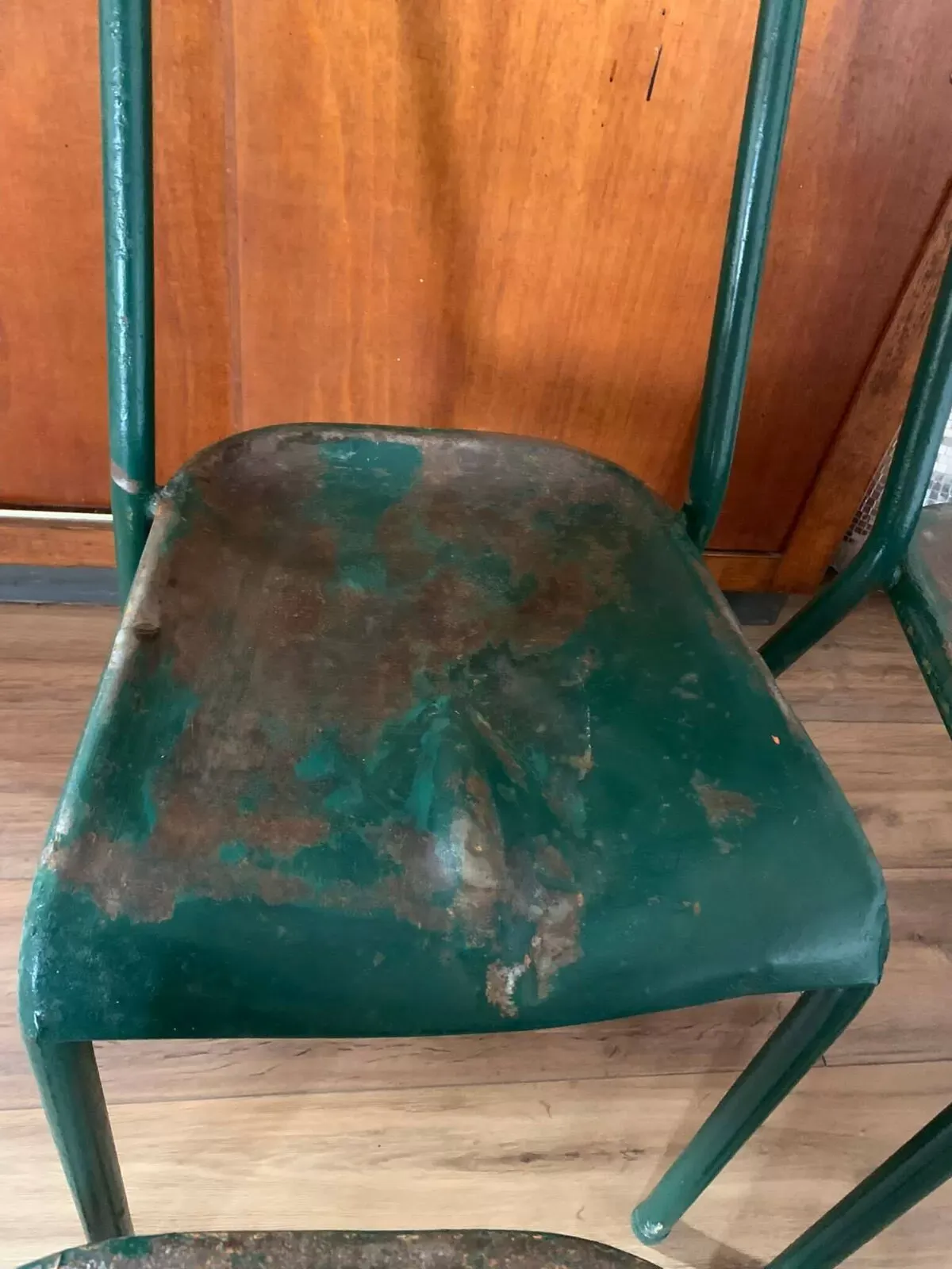 Illustration numéro 2 du produit Ensemble de 5 chaises vertes