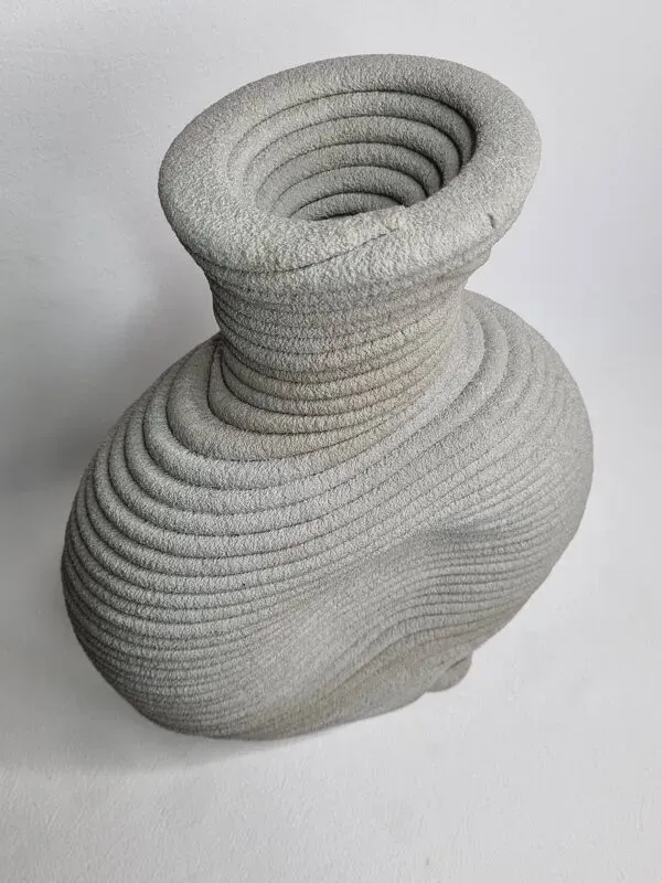 Illustration numéro 2 du produit Vase brutaliste en ciment texturé