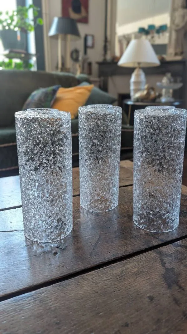 Illustration numéro 2 du produit Trio d'abat-jours en verre ''cratère 70's