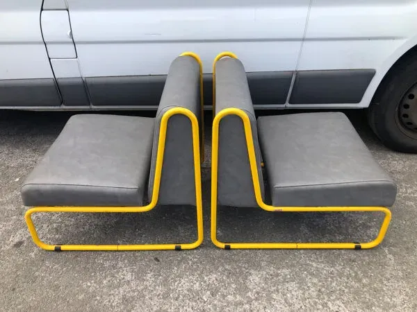 Illustration numéro 2 du produit Paire de chauffeuses design Henri Julien