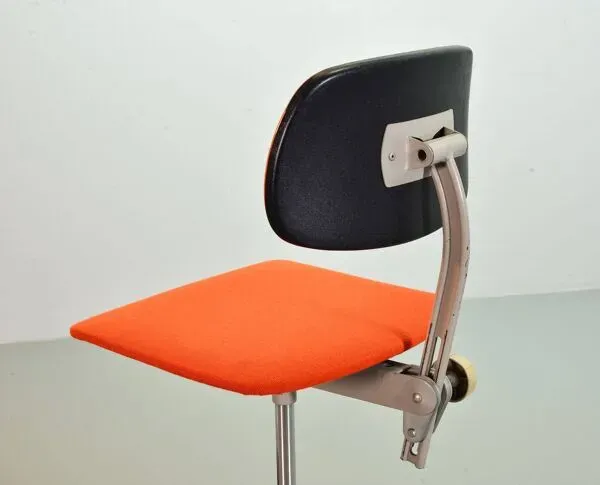 Illustration numéro 2 du produit Chaise de bureau industrielle Ahrend De Cirkel avec revêtement en tissu orange, années 1950