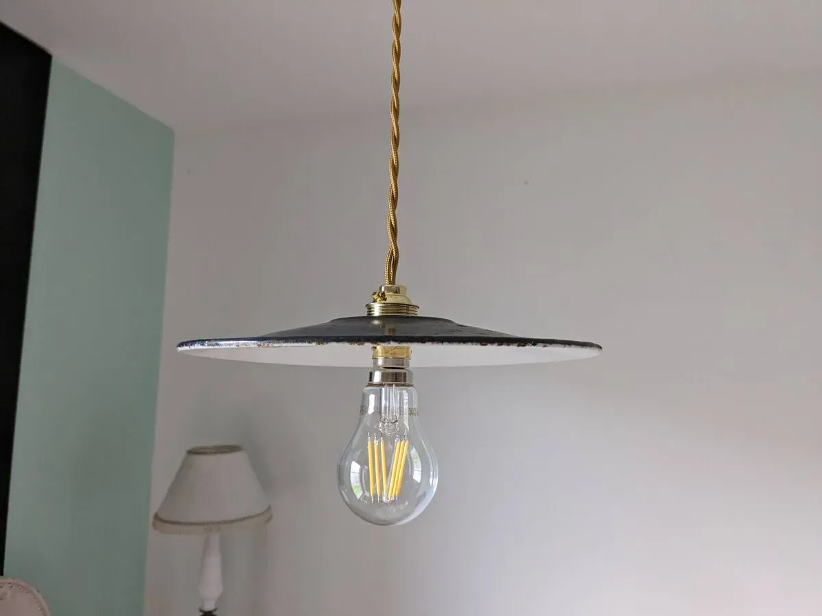 Illustration numéro 2 du produit Suspension industrielle en tôle noire émaillée