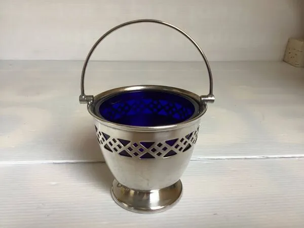 Illustration numéro 2 du produit Bonbonnière sucrier verrerie bleue argenté en métal