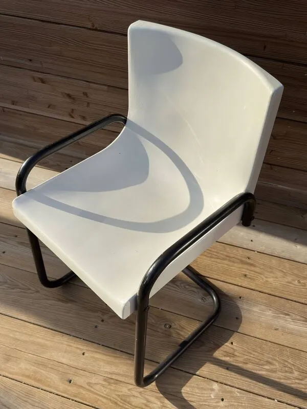 Illustration numéro 2 du produit Chaise cantilever vintage (piètement luge)