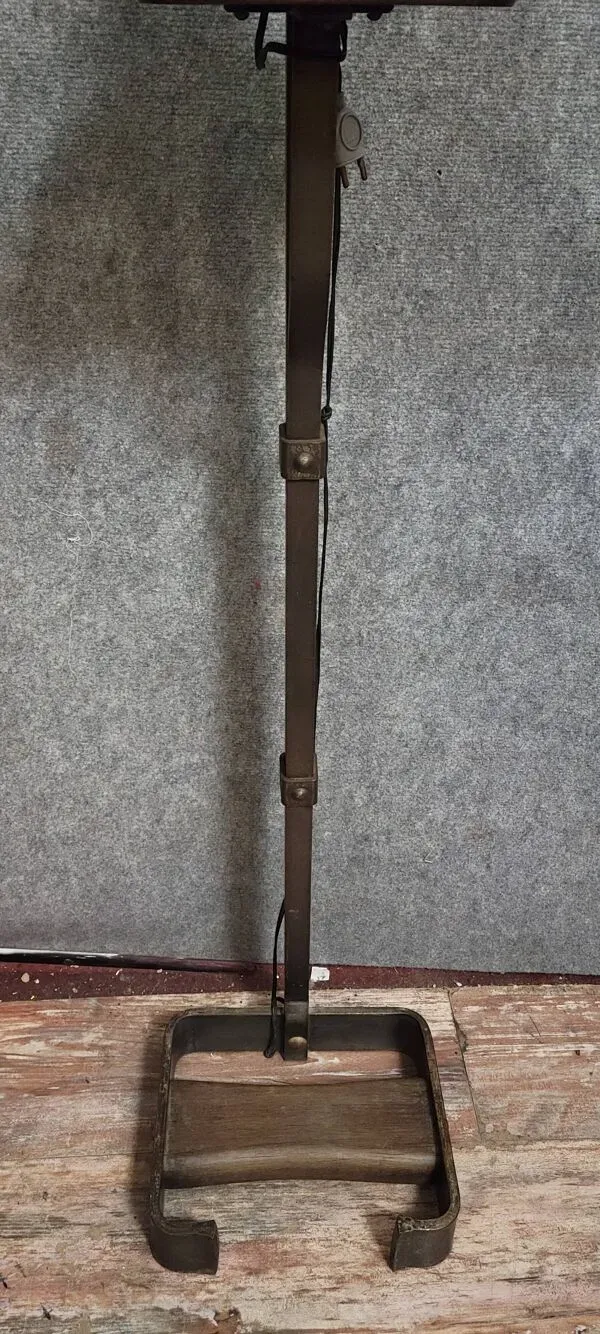 Illustration numéro 2 du produit lampadaire Design, à l’allure sculpturale