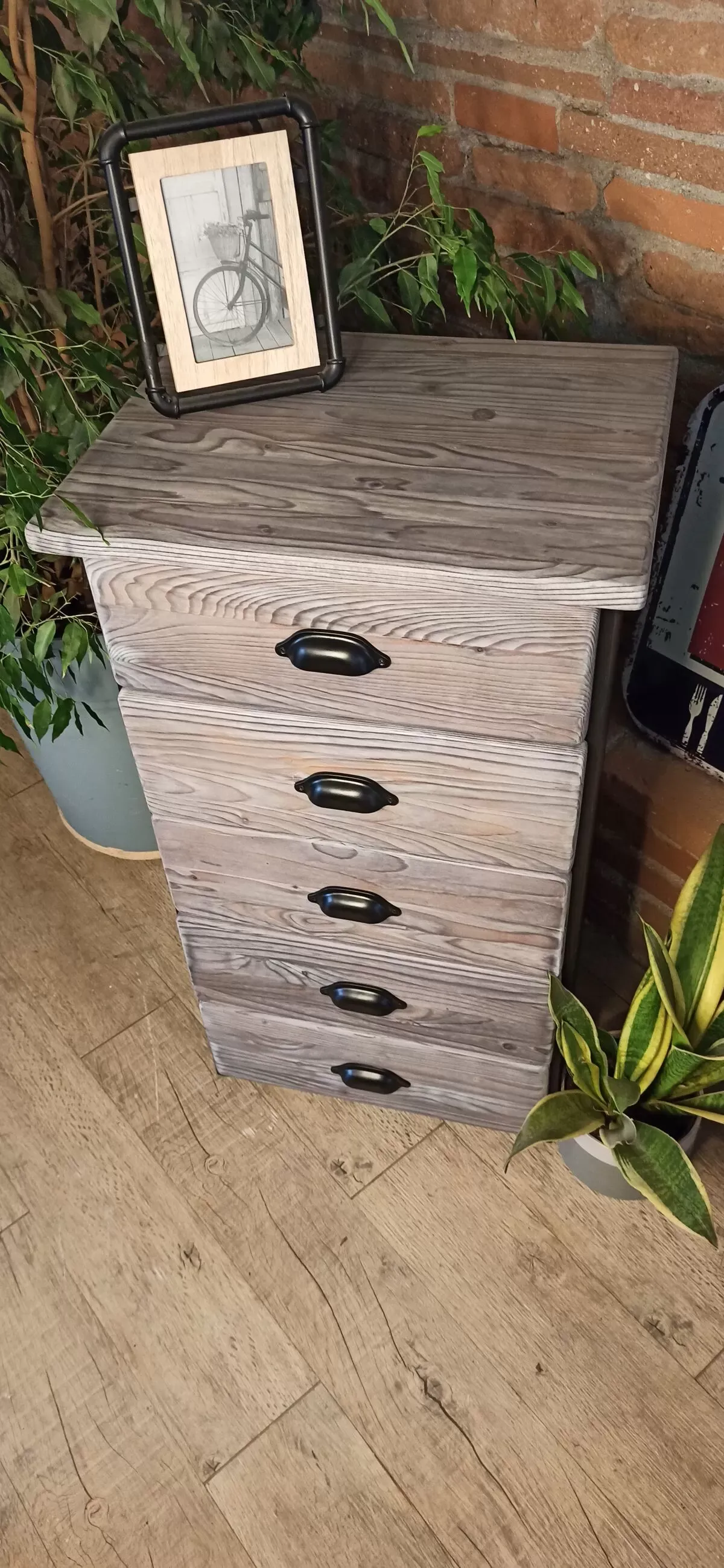 Illustration numéro 2 du produit Chiffonnier grisé 5 tiroirs