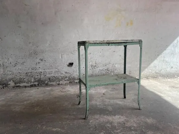 Illustration numéro 2 du produit Table d’appoint industrielle en métal à deux niveaux