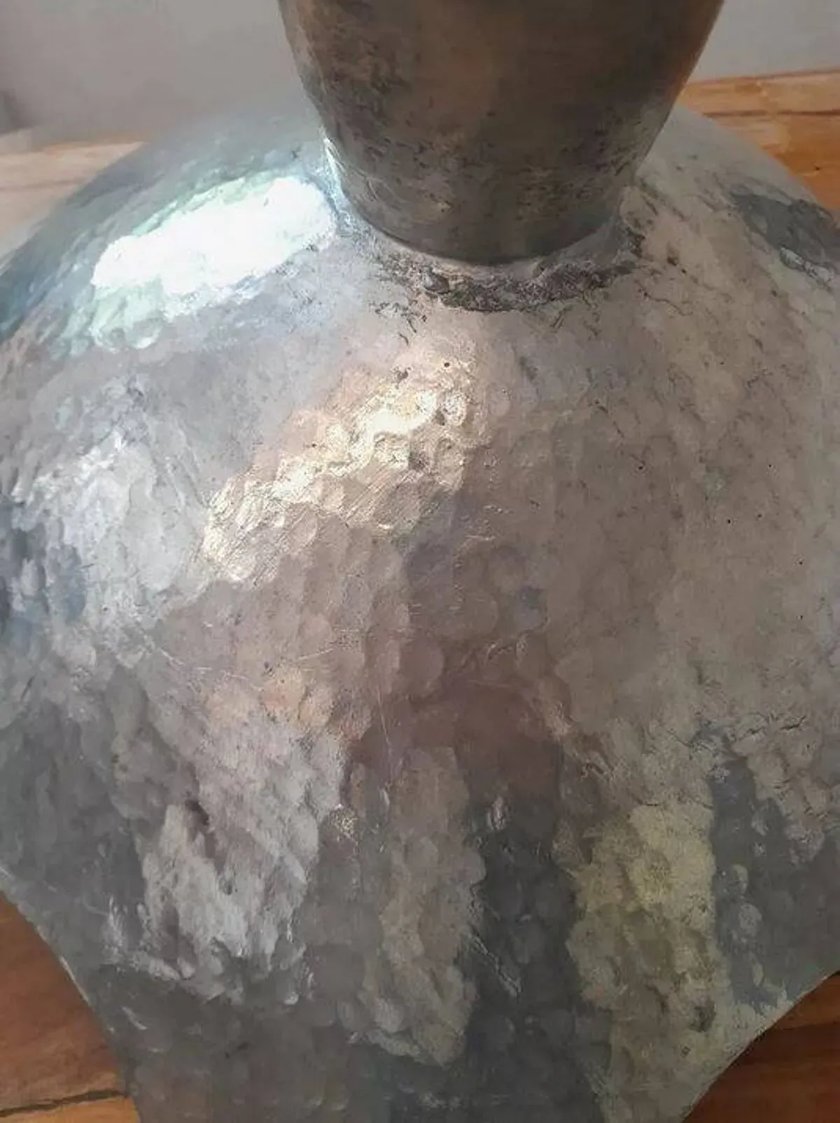 Illustration numéro 2 du produit Suspension en tôle martelée