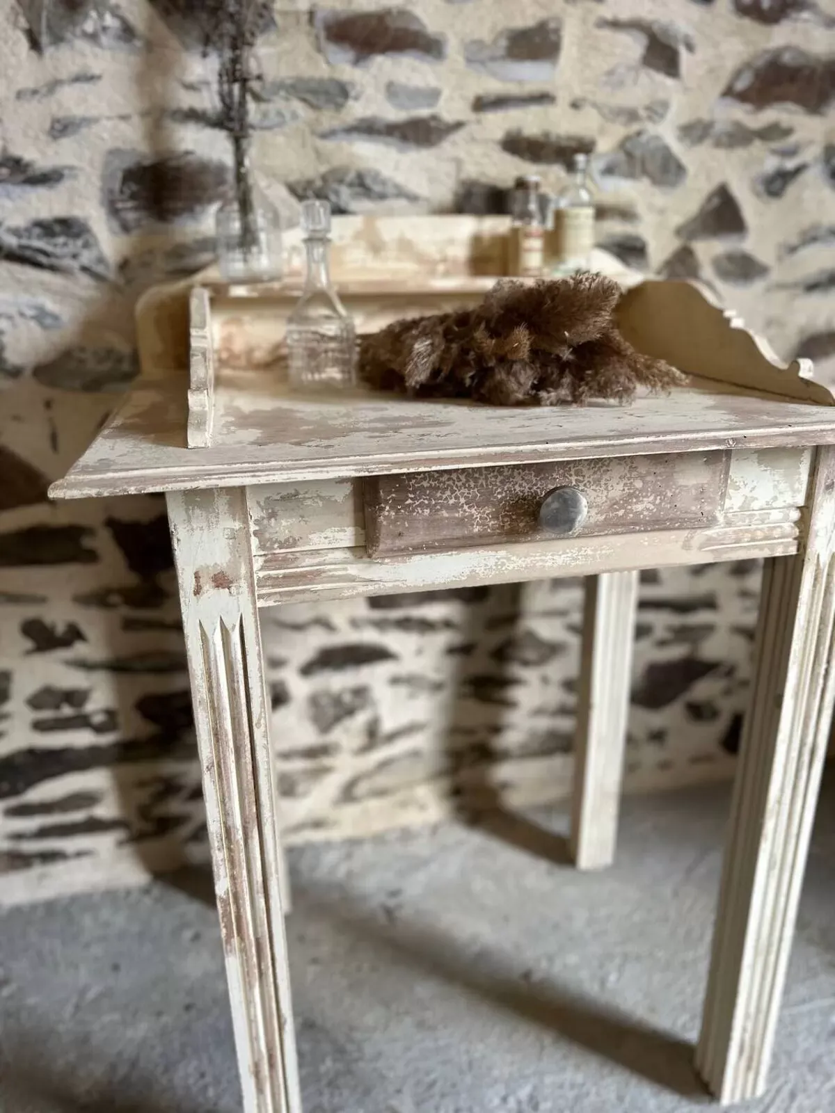 Illustration numéro 2 du produit Petit meuble patiné vintage