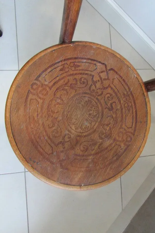 Illustration numéro 2 du produit Chaise de Bistrot assise décorée de Jacob & Josef Kohn